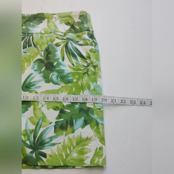 Attyre Women's Skort Tropical Green Leaves ~ Stretch ~ Size 12 - Picture 8 of 9